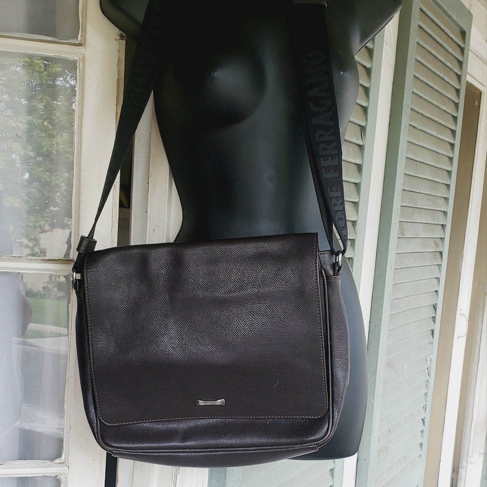 AUTHENTIC SALVATORE FERRAGAMO MESSENGER FLAP BAG / LAPTOP CASE